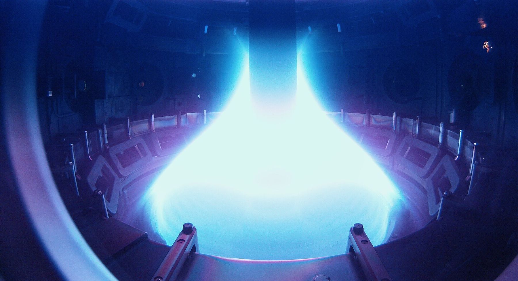 Glowing plasma inside the MAST spherical tokamak
